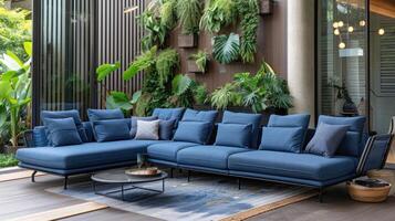 ai genererad en sektions soffa med blå vadderat kuddar, planterare, och en vägg med växter foto