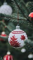 ai genererad elegant vit jul prydnad på en festlig träd foto