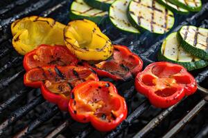 ai genererad grillad grönsaker på en grill, röd peppar och gul peppar, zucchini. foto