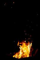 de brand brännskador på natt. brand och gnistor på en svart bakgrund foto