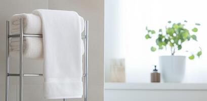ai genererad en handduk stå som visar en vit handduk inuti en badrum foto