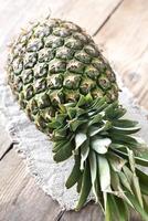 ananas på de trä- bakgrund foto