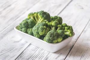 färsk broccoli på de vit skål foto