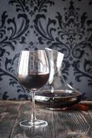 karaff och glas med röd vin foto