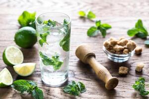 glas mojito med ingredienser foto