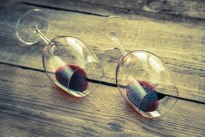 två glasögon med röd vin foto