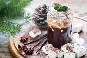 glas burk av varm choklad med marshmallows foto