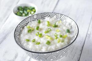 skål av congee - asiatisk ris gröt foto