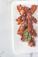 friterad bacon remsor på de vit tallrik foto