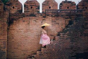 flicka i främre av historisk tha phae Port på gammal stad i chiang mai thailand foto