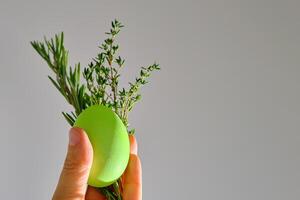 grön påsk ägg i hand närbild. foto
