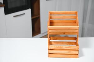 handgjort hantverk låda för grönsaker eller frukt i de kök foto