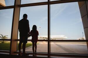 utmattad far och dotter vistas på de flygplats för en lång tid. deras flyg var inställt. kopia Plats i rätt sida foto