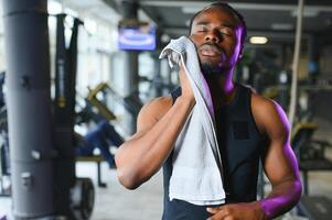 ung afrikan-amerikan man i en Gym framställning till övning foto