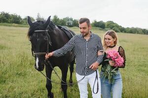 kärleksfull par med häst på ranch foto