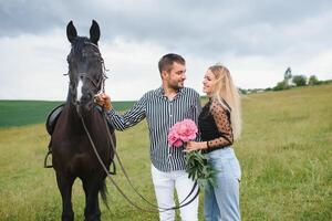 kärleksfull par med häst på ranch foto