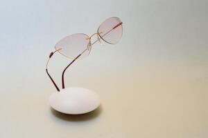 eleganta glasögon. modern monokel ramar på en färgad bakgrund foto