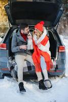 Lycklig kärleksfull par gående i snöig vinter- skog, utgifterna jul semester tillsammans. utomhus- säsong- aktiviteter. livsstil fånga. foto