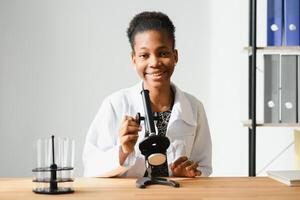 porträtt av en vänlig svart kvinna läkare. foto