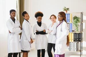 grupp av doktorer och sjuksköterskor uppsättning i en sjukhus foto