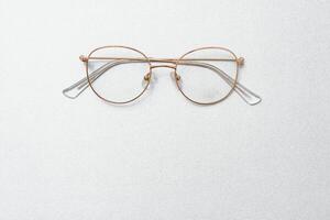 årgång glasögon isolerat på en vit bakgrund foto