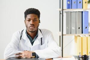 vänlig afrikansk amerikan läkare i modern kontor foto