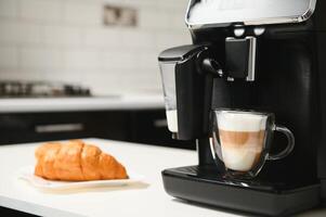 cappuccino och espresso kaffe maskin foto
