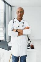 ung manlig afrikansk läkare i sjukhus. foto