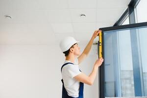 konstruktion arbetstagare montera fönster i hus foto