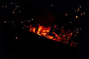 brinnande brand med gnistor på en svart bakgrund foto
