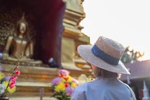 resande asiatisk kvinna reser och gående i bangkok chiang mai tempel, thailand, backpacker kvinna känsla Lycklig utgifterna koppla av tid i Semester resa foto