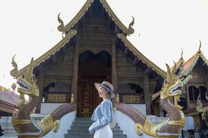 resande asiatisk kvinna reser och gående i bangkok chiang mai tempel, thailand, backpacker kvinna känsla Lycklig utgifterna koppla av tid i Semester resa foto