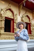 resande asiatisk kvinna reser och gående i bangkok chiang mai tempel, thailand, backpacker kvinna känsla Lycklig utgifterna koppla av tid i Semester resa foto