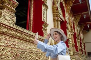 resande asiatisk kvinna reser och gående i bangkok chiang mai tempel, thailand, backpacker kvinna känsla Lycklig utgifterna koppla av tid i Semester resa foto