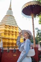 resande asiatisk kvinna reser och gående i bangkok chiang mai tempel, thailand, backpacker kvinna känsla Lycklig utgifterna koppla av tid i Semester resa foto