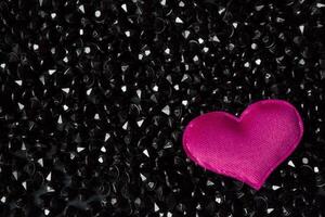 rosa hjärta på en svart strass. foto