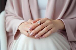 ai genererad brudens händer innehav rosa och vit färgad naglar foto