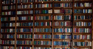 bok bakgrund. bokhyllor i de bibliotek. bok bakgrund. stor bokhylla med massor av böcker. bibliotek eller affär med bokhyllor. foto