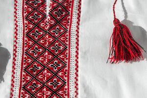ukrainska kläder broderad skjorta. röd orange och svart trådar bakgrund. vyshyvanka är en symbol av ukraina. broderi korsa söm. nationell ukrainska sy. traditionell Kläder symbol foto