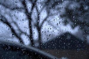 regn släppa på bil fönster foto