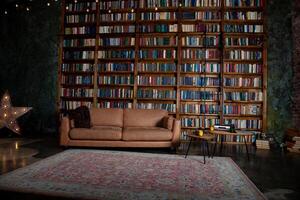 bokhyllor i de bibliotek. stor bokhylla med massor av böcker. soffa i de rum för läsning böcker. bibliotek eller affär med bokhyllor. mysigt bok bakgrund. bokälskande, bokhandel, bokhandel. foto