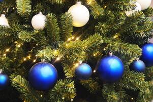 jul träd dekorerad med vit och blå bollar. festlig ny år bakgrund. foto