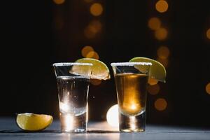 mexikansk tequila med kalk och salt på rustik trä bakgrund. Plats för text. begrepp lyx dryck. alkoholhaltig dryck begrepp. foto
