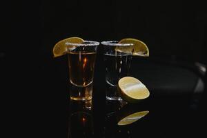 tequila skott med kalk . selektiv fokus foto