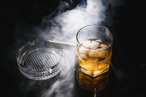 whisky dryck med rökning cigarr foto