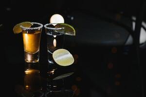 tequila skott med kalk . selektiv fokus foto