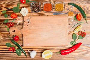 sammansättning med trä- styrelse och Ingredienser för matlagning på tabell foto