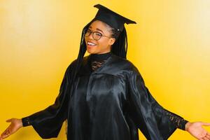 Söt afrikansk kvinna högskola examen på gradering foto