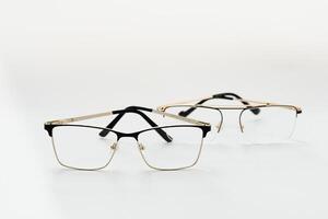 årgång glasögon isolerat på en vit bakgrund foto