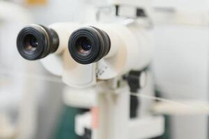 kontor oftalmologiska klinik. visuell undersökning Utrustning. enheter för de behandling av syn. oftalmologi drift rum. Utrustning för laser syn korrektion fungerar. foto